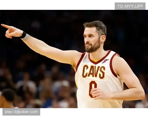 特写：热火老将凯文·乐福命中关键三分后的冷静手势